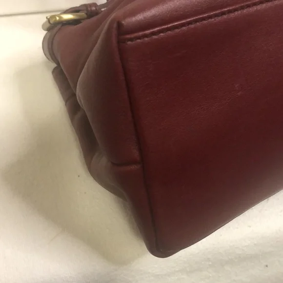 ETIENNE AIGNER VINTAGE leather burgundy colored shoulder bag. Gold hardware. - Picture 10 of 14